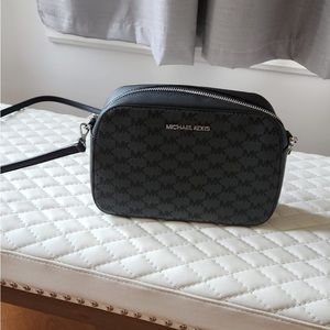 New MK crossbody🖤